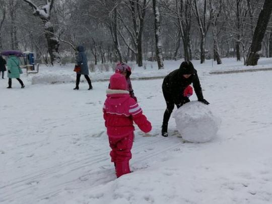 В Одесской области выпал снег неожиданного цвета (фото)