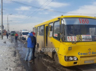 В Киеве маршрутка столкнулась с троллейбусом (фото)