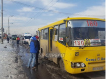 В Киеве маршрутка столкнулась с троллейбусом (фото)