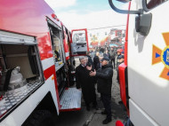 Порошенко передал на Ровенщину пожарные автомобили и пообещал вертолеты