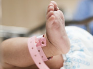 Мать малышки, госпитализированной с многочисленными переломами, объявили в розыск (фото)