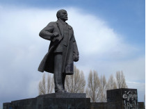 Памятник Ленину в Мариуполе