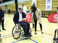 Принц Уильям сыграл в баскетбол на инвалидных колясках (видео)