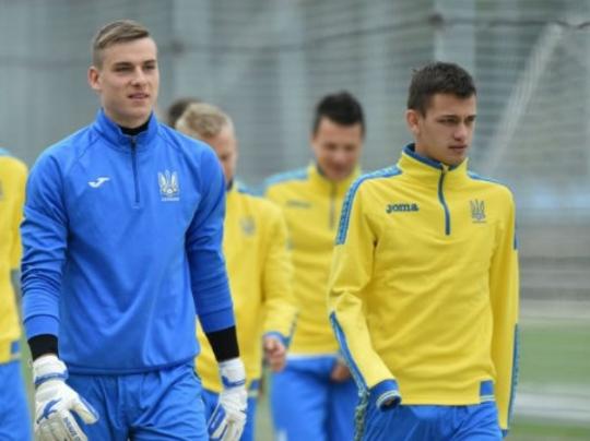 Три футболиста сборной Украины улетели в Англию на помощь «молодежке»