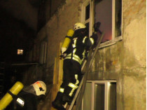 В Житомире женщина, спасаясь от пожара, выпрыгнула из окна второго этажа, ее мать погибла