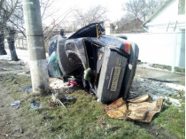 В Одессе автомобиль врезался в электроопору: есть жертвы