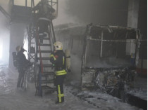 В Николаеве загорелся троллейбус во время пребывания в депо