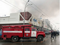 Пожарная машина возле торгового центра в Кемерово