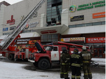 Пожарная машина возле торгового центра в Кемерово