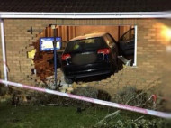 В Британии автомобиль въехал в дом, пострадали двое людей