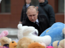 Владимир Путин возлагает цветы в Кемерово