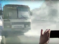 В РФ загорелся автобус с журналистами, ехавшими проверять ТЦ на... пожароопасность (видео)