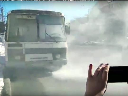 В РФ загорелся автобус с журналистами, ехавшими проверять ТЦ на&#133; пожароопасность (видео)