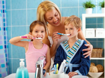 мама и дети чистят зубы