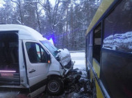 Под Киевом маршрутка протаранила пассажирский автобус (фото, видео)