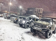 «Маньяки на джипах» в Киеве вытащили из снежных заносов десятки машин (фото, видео)