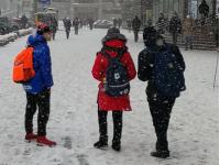 дети идут в школу зимой
