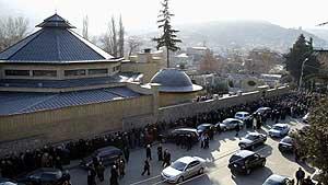 Лидера грузинской оппозиции миллиардера бадри патаркацишвили вчера похоронили в саду его резиденции «аркадия» в центре тбилиси