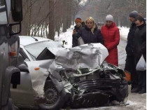 Под Киевом легковушка врезалась в маршрутку, погиб врач «скорой» (фото)