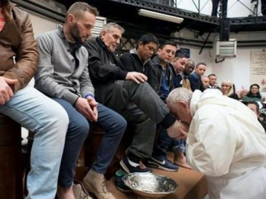 Папа Римский целует ноги заключенному