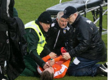 В Англии матч прервали на 12 минут из-за ужасной травмы футболиста (фото)