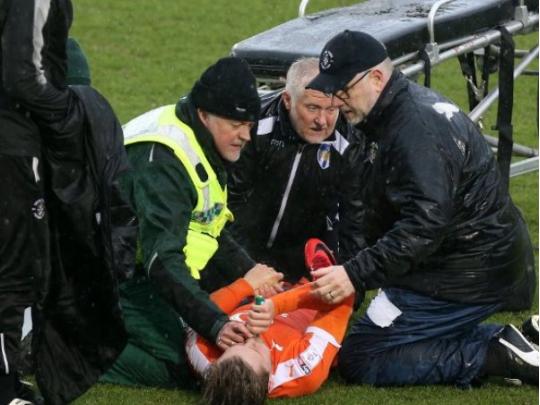В Англии матч прервали на 12 минут из-за ужасной травмы футболиста (фото)