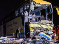 В Германии туристический автобус врезался в фуру: много пострадавших 