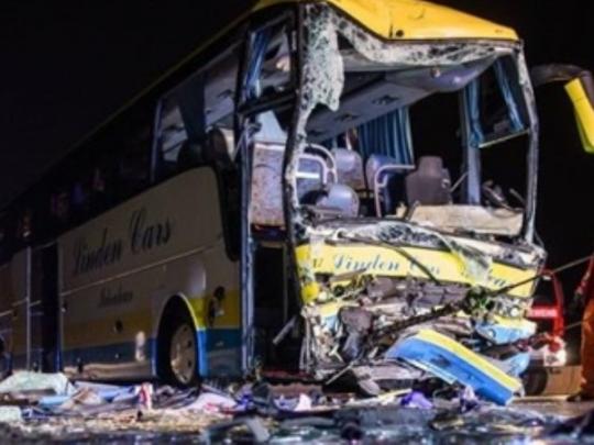 В Германии туристический автобус врезался в фуру: много пострадавших 