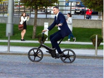 Декларация Кличко: семь часов, семь велосипедов, рояль и мотоцикл