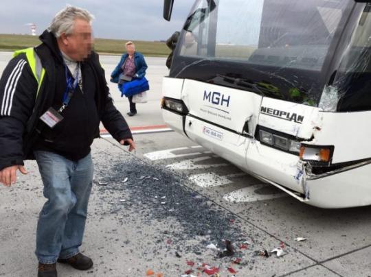 В аэропорту Будапешта столкнулись два пассажирских автобуса: есть пострадавшие (фото)