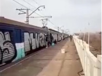 Молодчики в балаклавах заблокировали поезд (видео)