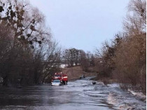 В Сумской области река затопила дорогу Сумы-Киев (видео)