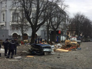 В Киеве возле Андреевской церкви сносят МАФы (фото)