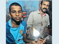 Индийский мальчик может зажигать лампочки прикосновением рук (видео)