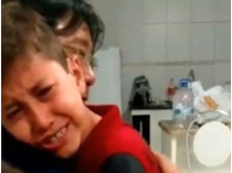 Кадр из видео: плачущий Луис