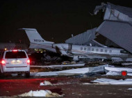 В Техасе ветер обрушил ангар: разбиты восемь самолетов (фото, видео)