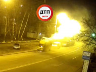 В Киеве на Березняковской загорелся микроавтобус: опубликовано видео