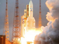 Тяжелая ракета Ariane-5 со спутниками связи стартовала с космодрома
