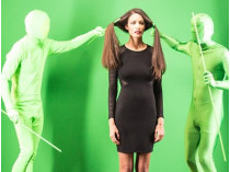 Кадр из видео: модель и «зеленые человечки»