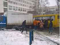 В Киеве грузовик снес ограждение скоростного трамвая 