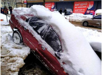 В Киеве в промоину провалился легковой автомобиль (фото) 