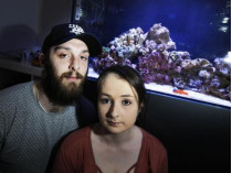 Крис и его девушка на фоне аквариума