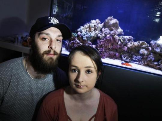 Крис и его девушка на фоне аквариума