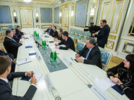 Порошенко обсудил с французскими депутатами проблемы Крыма и года французского языка