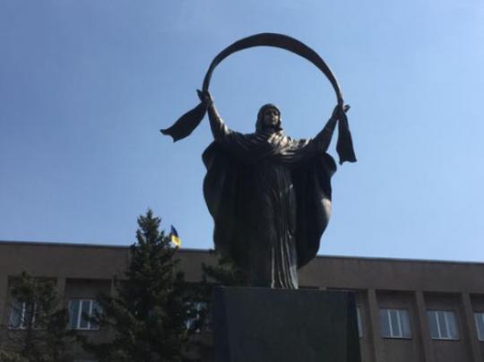 Вместо памятника Ленину: В Кривом Роге установили статую Богородицы 