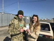 Путники, пересекающие сегодня линию разграничения в Донецкой области, получили подарки (фото)