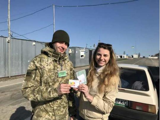 Путники, пересекающи сегодня линию разграничения в Донецкой области получили подарки (фото)