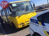 В столице маршрутка врезалась в авто полиции