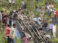 В Индии автобус упал в ущелье: погибли трое взрослых и 27 детей