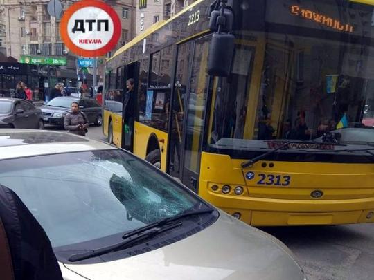 Пассажиры троллейбуса устроили самосуд в центре Киева